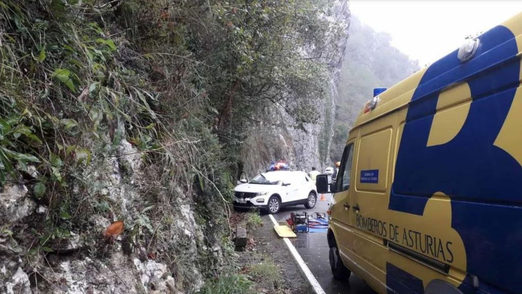 Fallece un conductor aplastado por una roca cuando circulaba por una carretera de Asturias