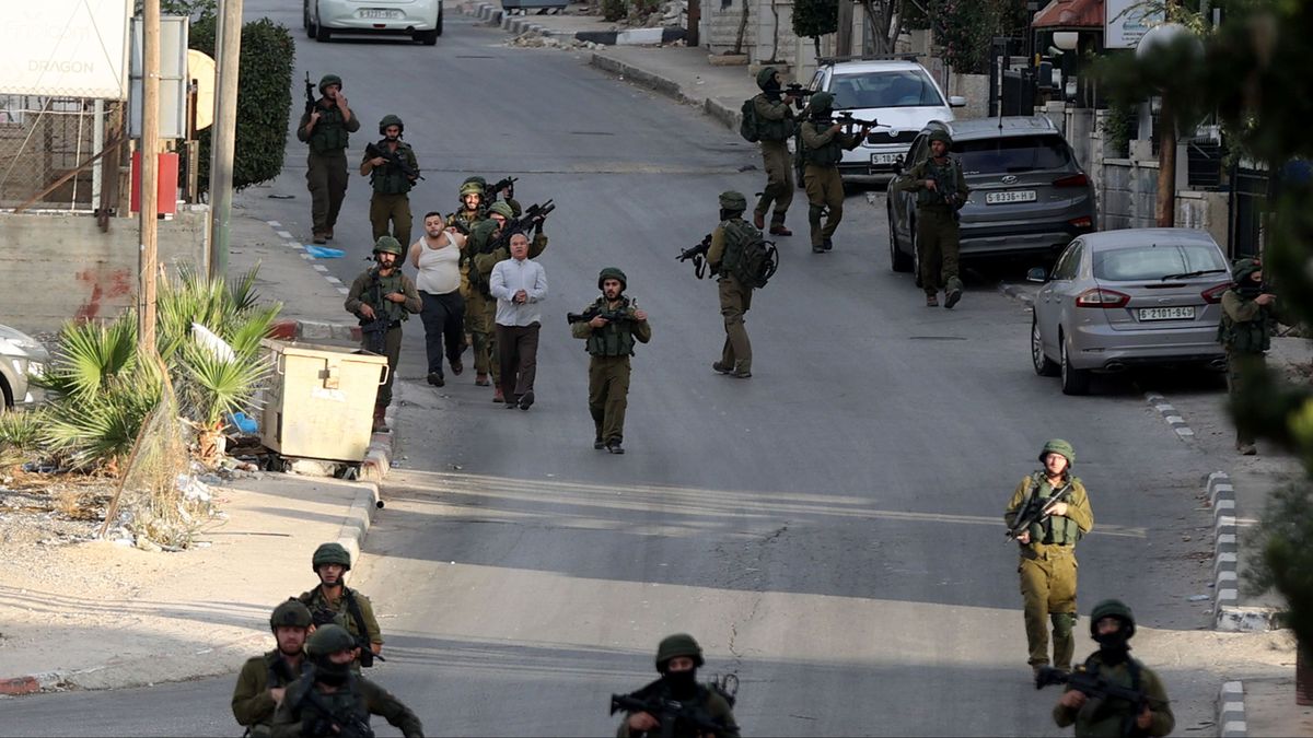 Soldados israelíes detienen a palestinos en Ramallah