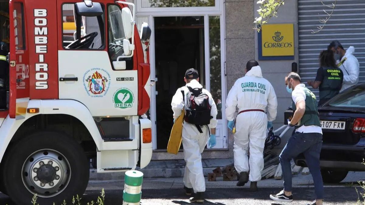 Agentes de criminalística de la Guardia Civil investigan la causa de un incendio de un piso de la localidad coruñesa de Sigüeiro, A Coruña