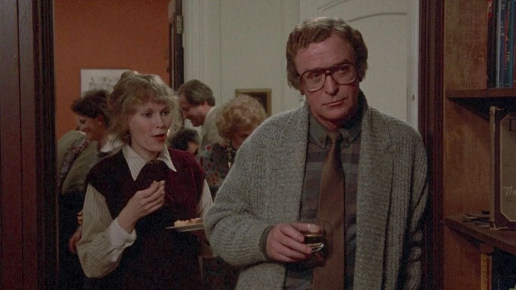 Caine como Elliot, un hombre atrapado entre sus propias pasiones y la impostura de las relaciones demasiado intelectualizadas.