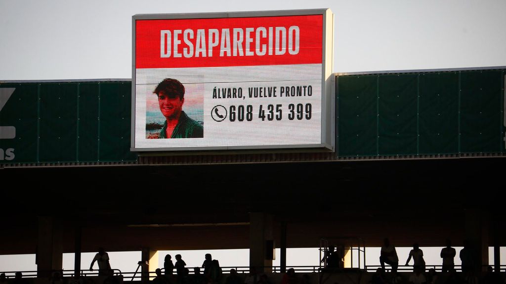 El videomarcador del estadio El Arcángel, de Córdoba, recuerda la desaparición de su jugador, Álvaro Prieto