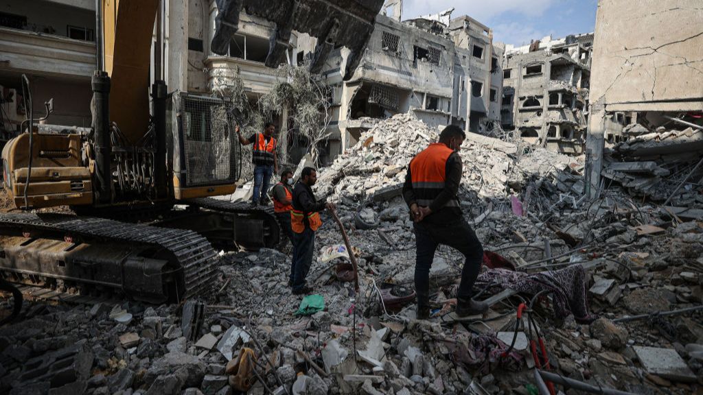 La guerra Hamás - Israel colapsa los cementerios: excavan fosas comunes improvisadas en la Franja de Gaza