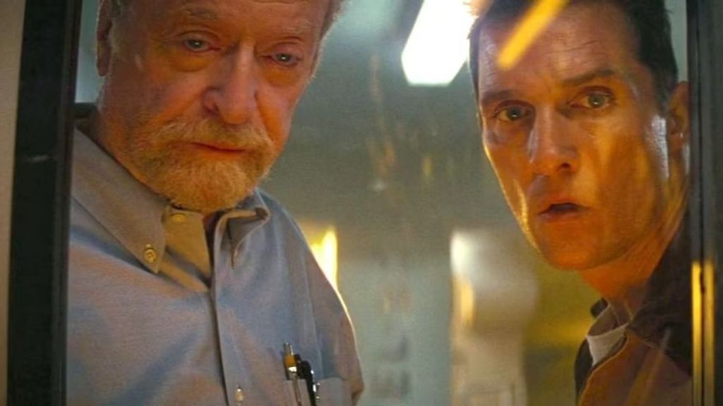 Michael Caine como el Dr. Brand en 'Interstellar', junto a  Matthew McConaughey.