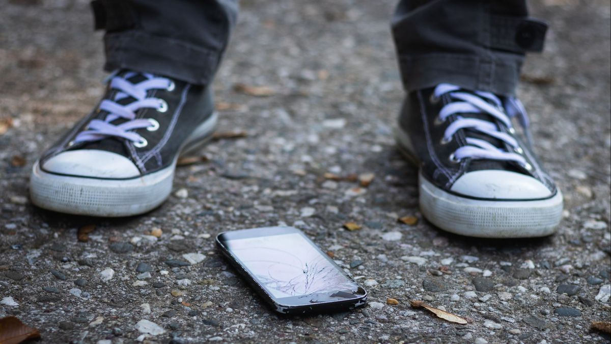 Pierde el móvil en Argentina y un grupo de jóvenes se graba en vídeo con él tras encontrarlo: "Acá te lo devolvemos"