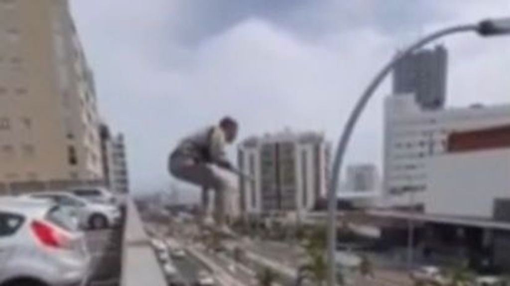 Saltar al vacío y agarrarse a una farola a 12 metros de altura: el parkour ¿un deporte o una temeridad?