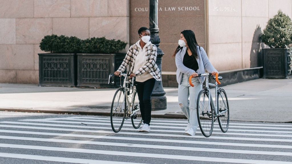Te pueden multar si cruzas un paso de peatones en bicicleta