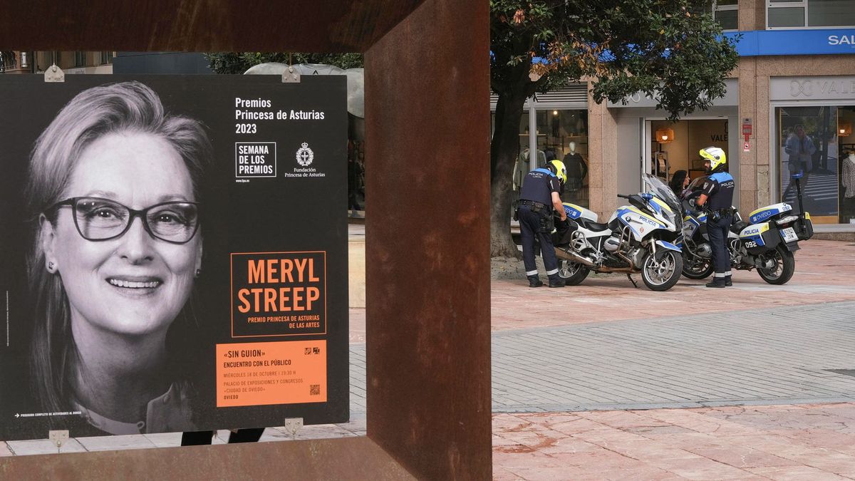 Cartel en una calle de Oviedo de Meryl Streep, Premio Princesa de Asturias de las Artes 2023