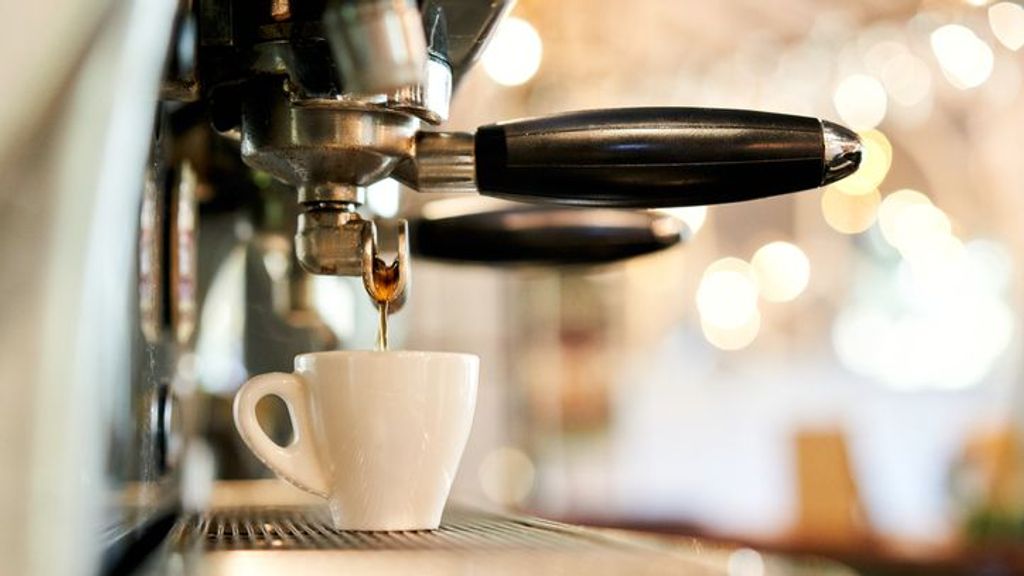 La respuesta de una cafetería de Granada por una crítica a la ropa de sus camareras: "Es vomitivo"