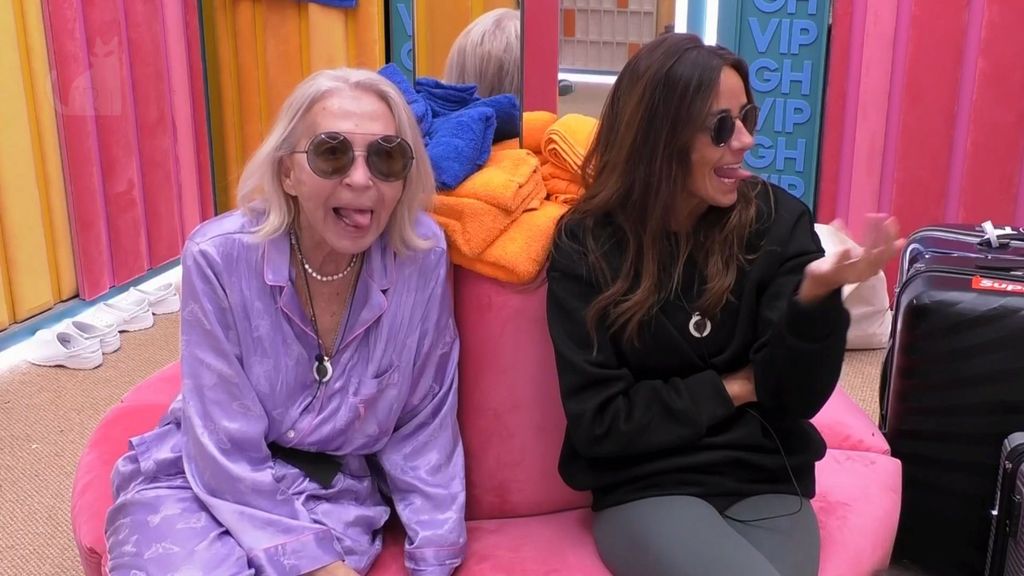 Laura Bozzo y Carmen Alcayde haciendo tonterías en el vestidor