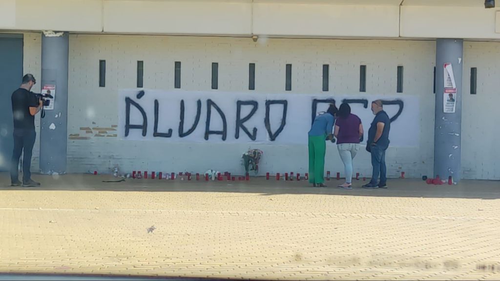 La puerta 00 del estadio del Córdoba, el altar improvisado por los aficionados para la memoria de Álvaro