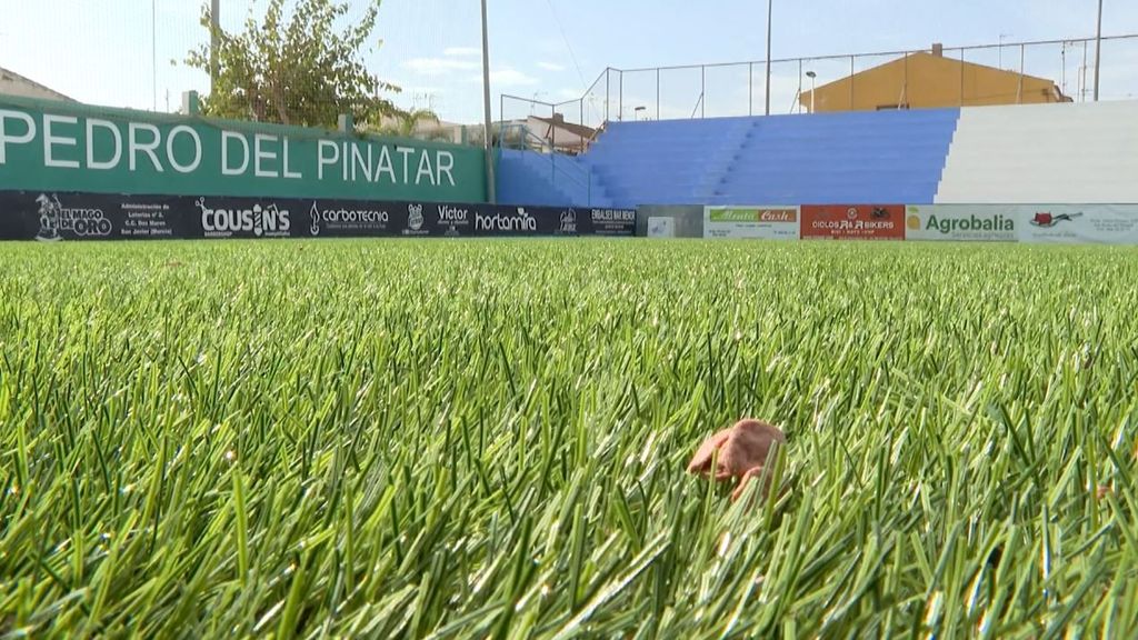 Adiós al césped artificial con caucho: San Pedro del Pinatar, pioneros en España en apostar por el ecolastane
