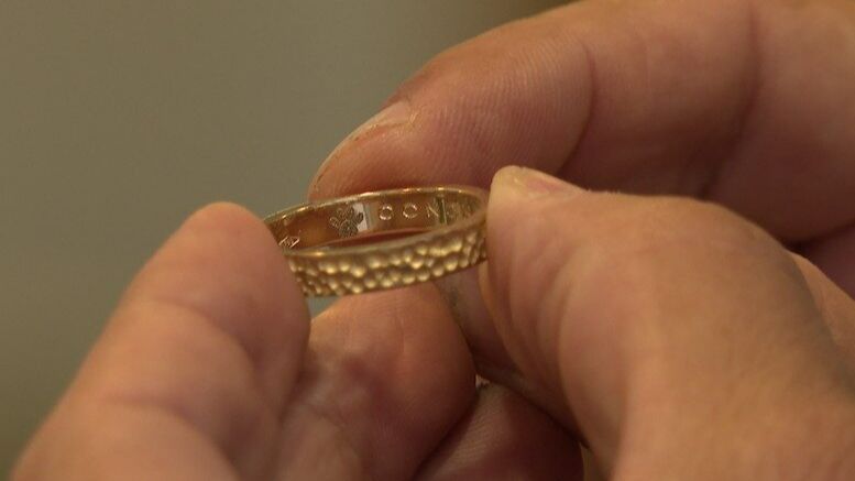 Han grabado en las alianzas la huella de Mak