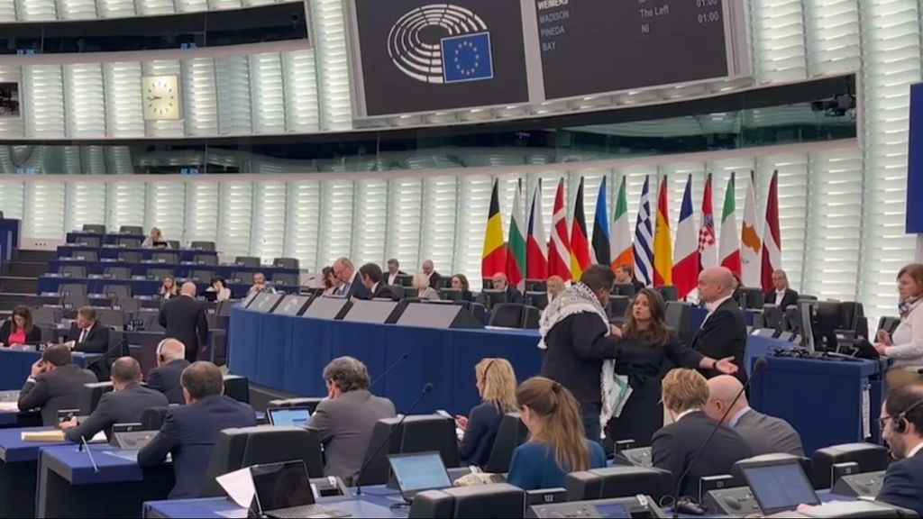 Impiden a Manu Pineda, eurodiputado de IU, hablar en el Parlamento Europeo con el pañuelo palestino al cuello