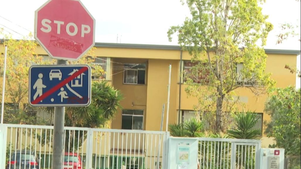 El menor que apuñaló a una compañera de clase en Hospitalet es inimputable