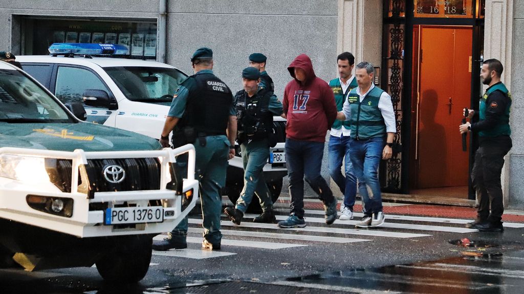 La Guardia Civil y el detenido salen de la vivienda tras el registro.