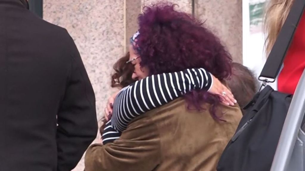 La madre del asesino de Isaac López pide perdón a Nines por el crimen de su hijo y se funden en un abrazo