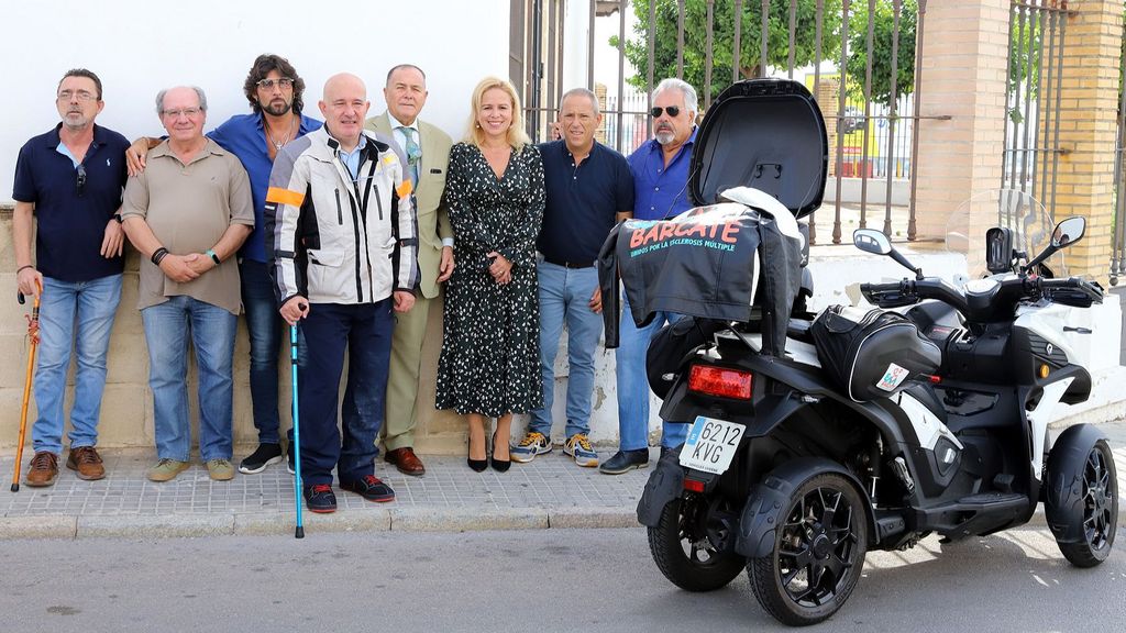 Prudencio Macías, enfermo de esclerosis múltiple, junto a su moto adaptada