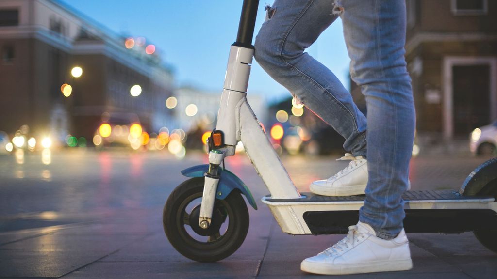 Un joven monta en un patinete eléctrico