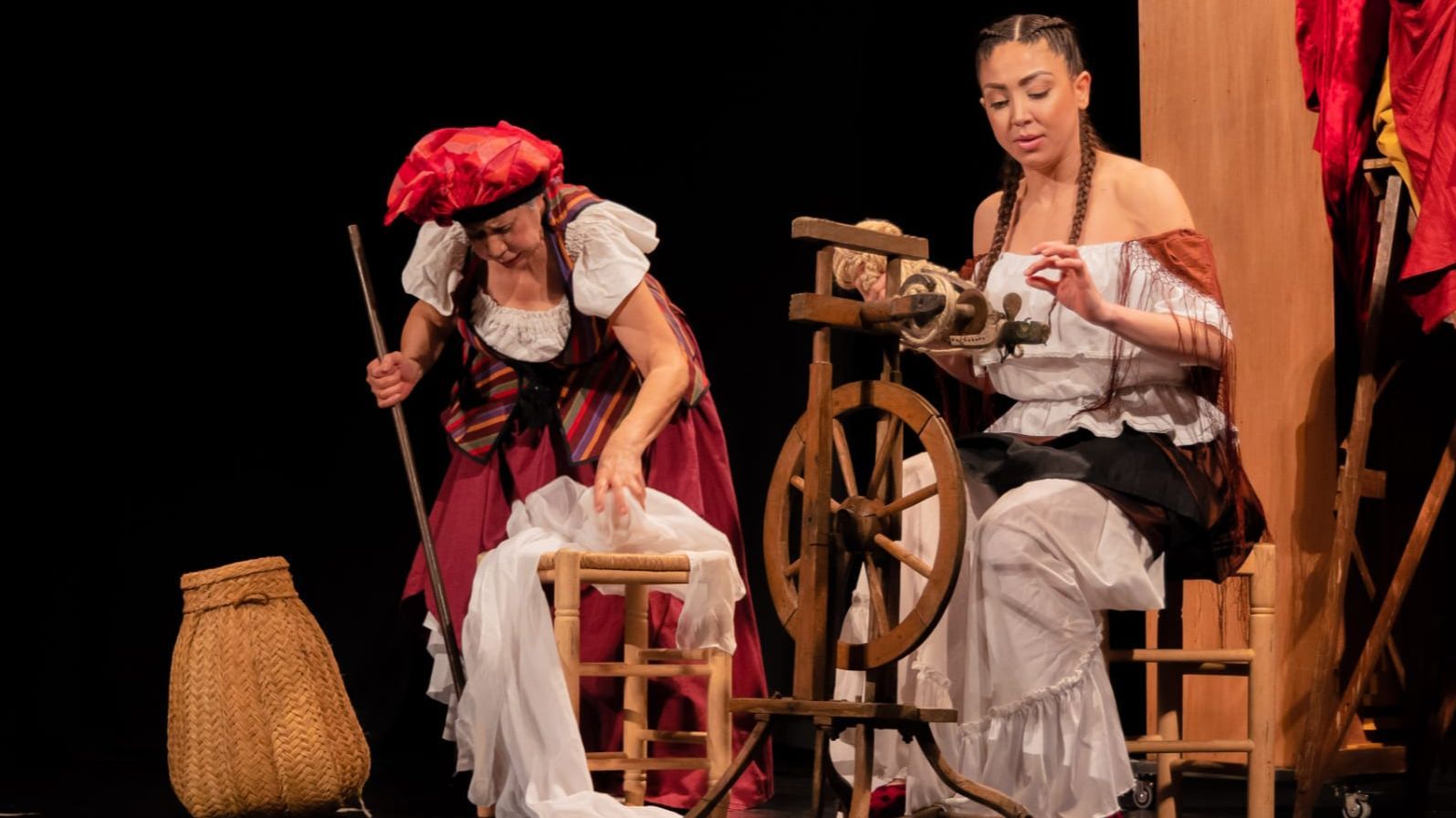 Actrices de la Compañía Yeses en pleno pase.