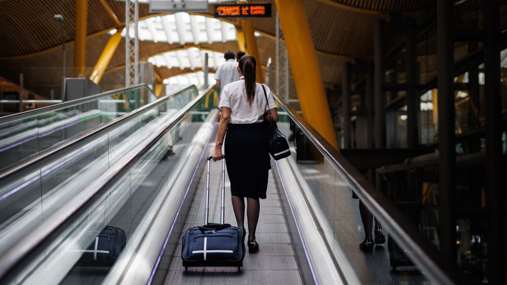 EuropaPress 4508244 azafata escaleras mecanicas terminal t4 aeropuerto adolfo suarez