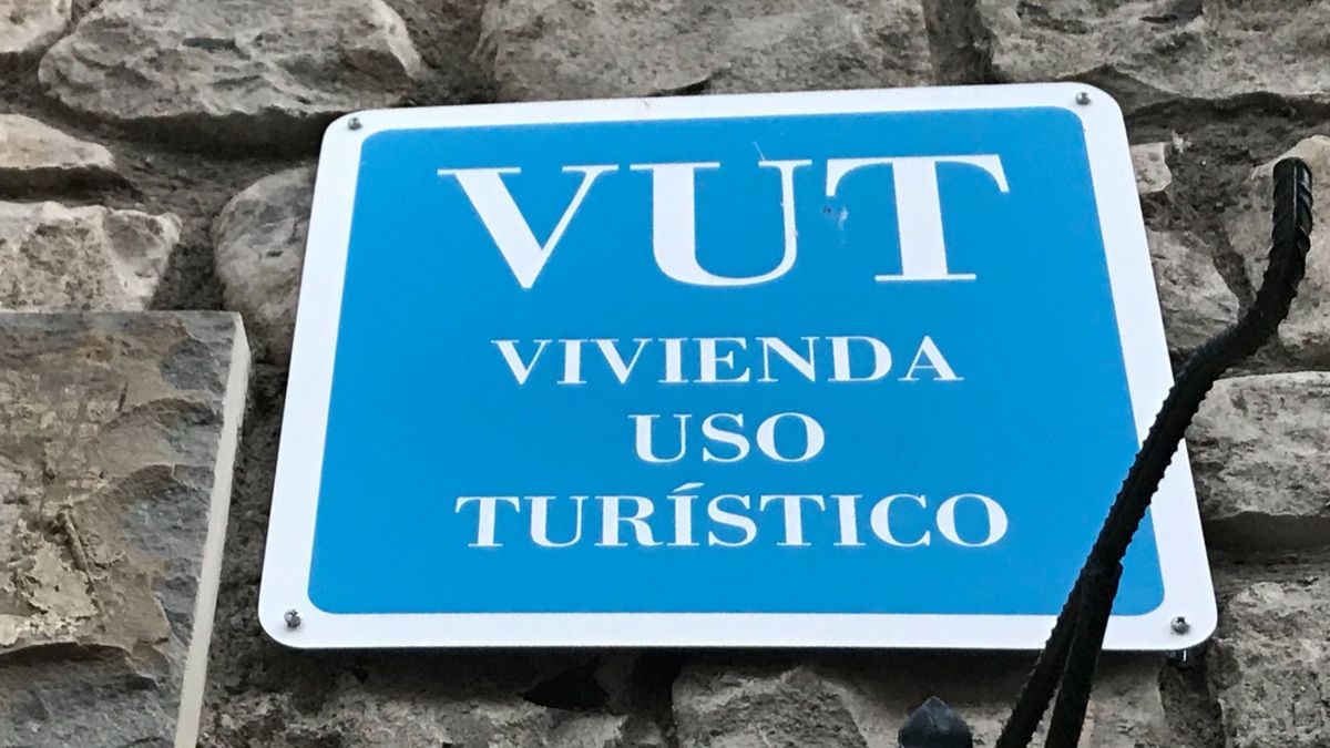 Imagen del cartel de una vivienda de uso turístico