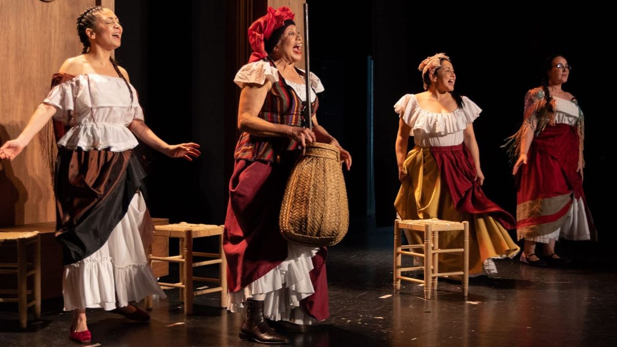 Integrantes de la Compañía Yeses escenifican 'Las hijas de la comedia' en el Teatro Almagro.