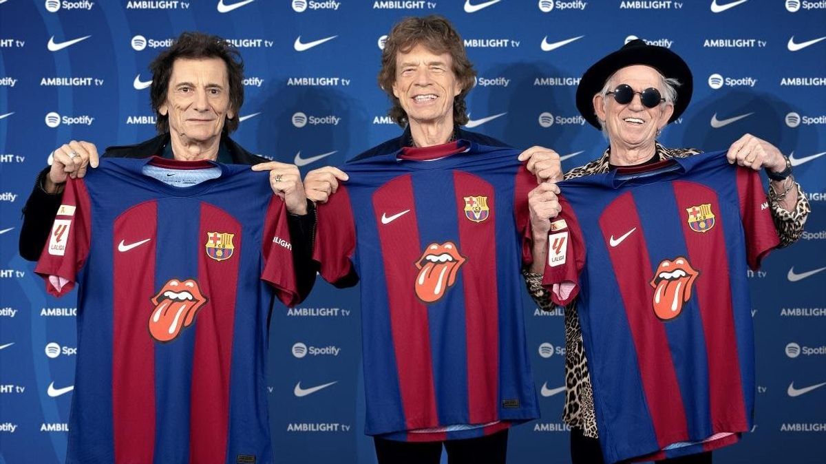 Los Rolling Stones con la camiseta del FC Barcelona, con el logo del grupo musical