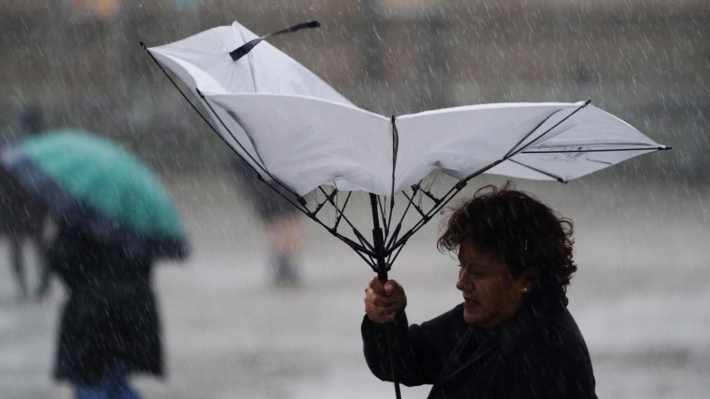 Una mujer sujeta un paraguas durante el paso de la borrasca Aline.