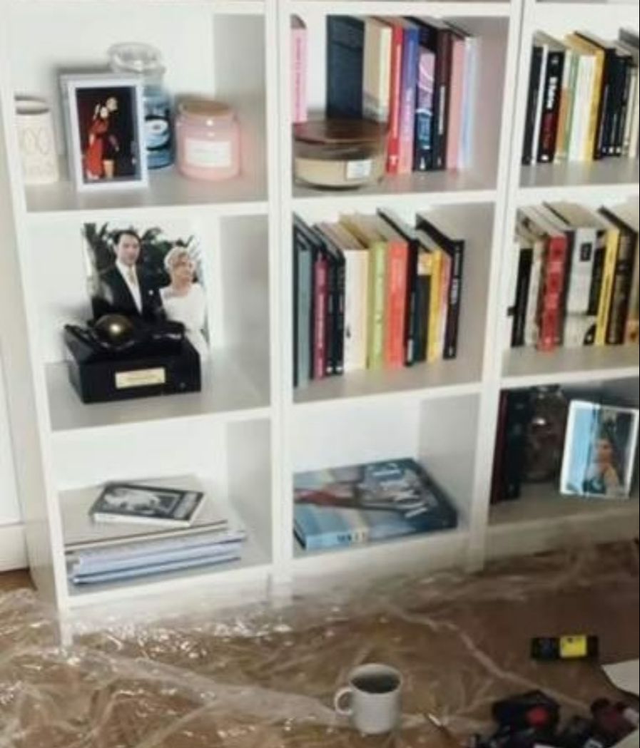 Alejandra Rubio tiene en su biblioteca una foto de la boda de sus padres