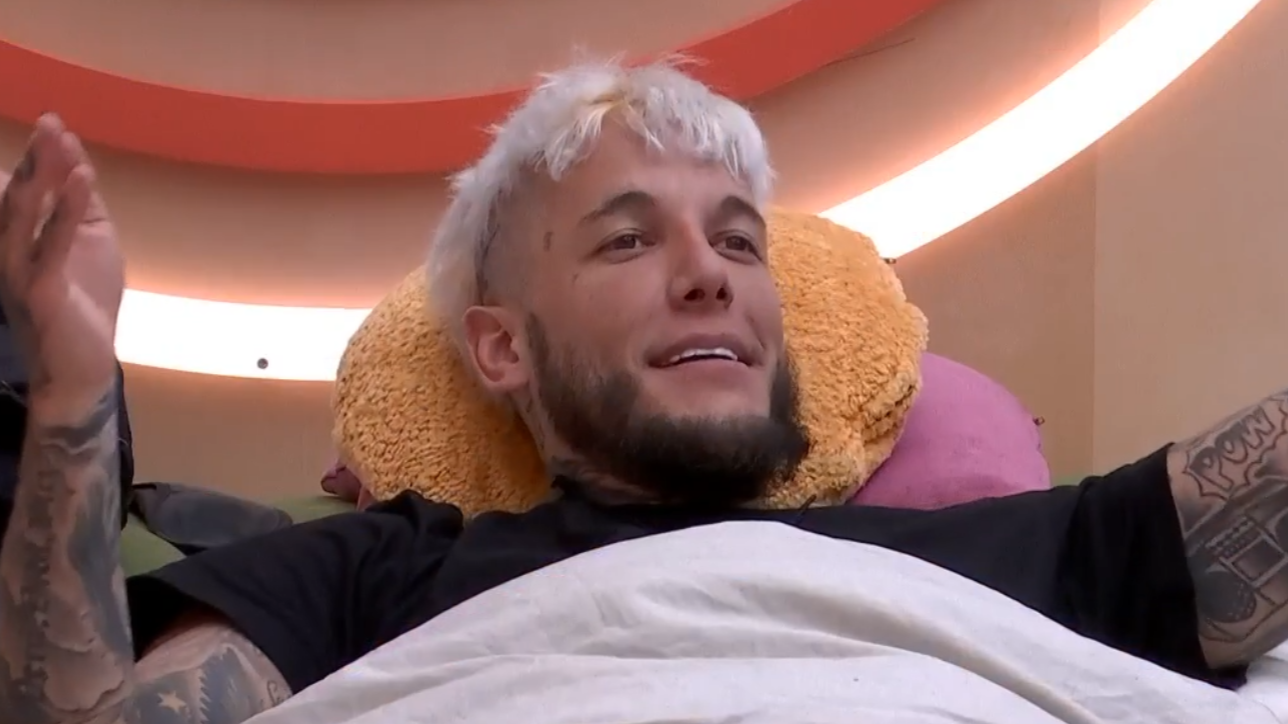 Alex provoca a Laura