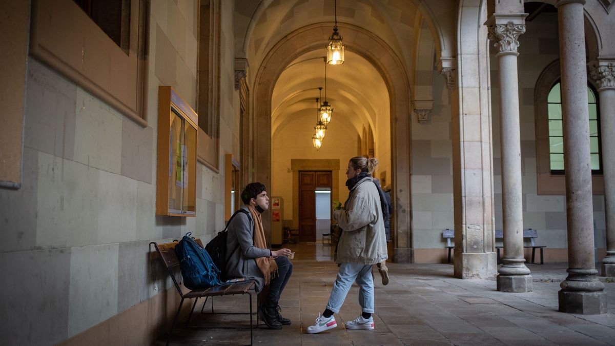 Dos personas en la Facultad de Filología y Comunicación Universidad de Barcelona