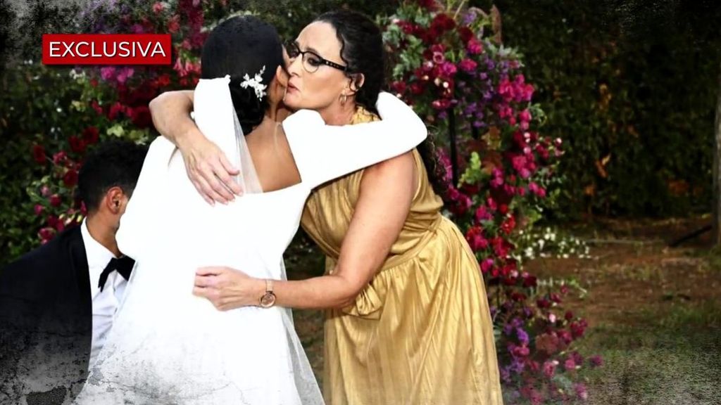 Dulce da un beso a Isa Pantoja durante su boda