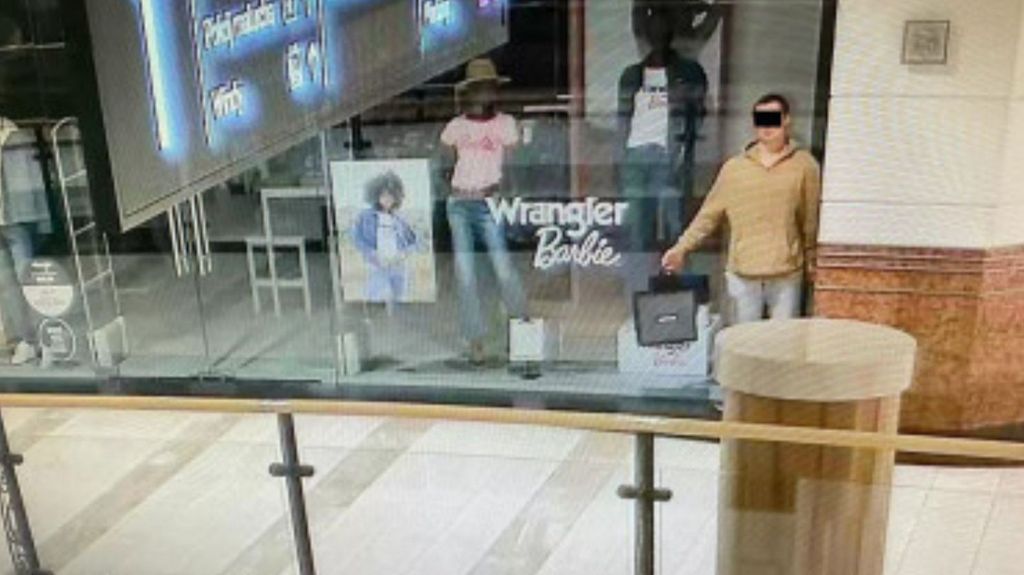 El joven de 22 años que se hizo pasar por un maniquí