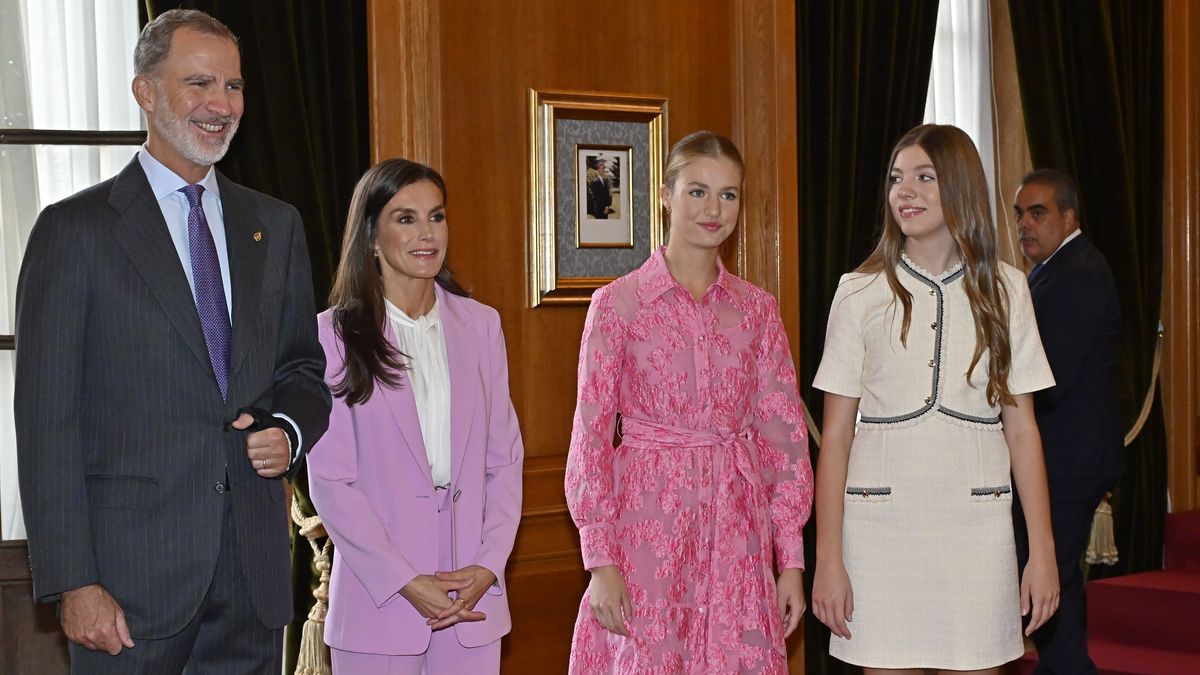 Los Reyes junto a sus hijas en la recepción de los Premios Princesa de Asturias 2023