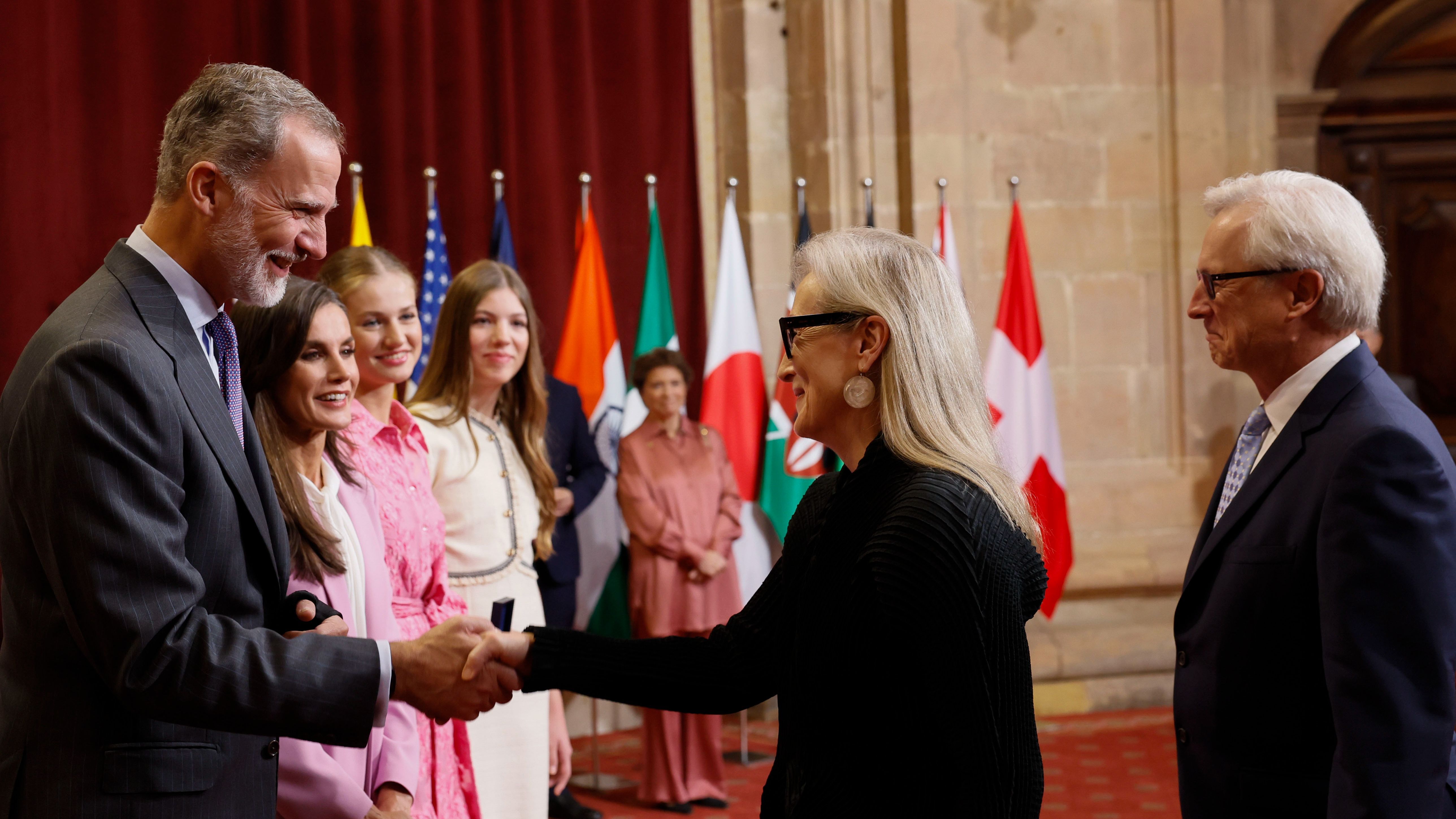 Los reyes saludando a Meryl Streep en los Premios Princesa de Asturias