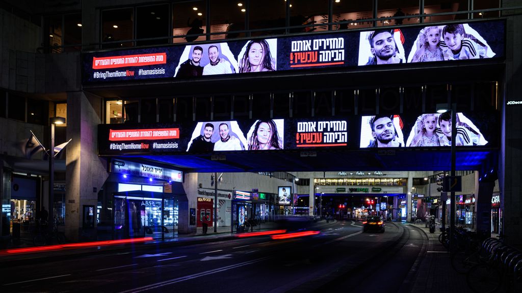 Una pantalla digital de Tel Aviv muestra los rostros de los rehenes de Hamás