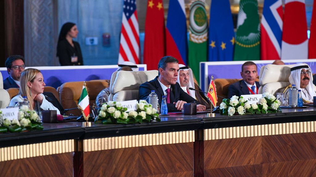 El presidente del Gobierno, Pedro Sánchez, participa en la Cumbre de la Paz de El Cairo