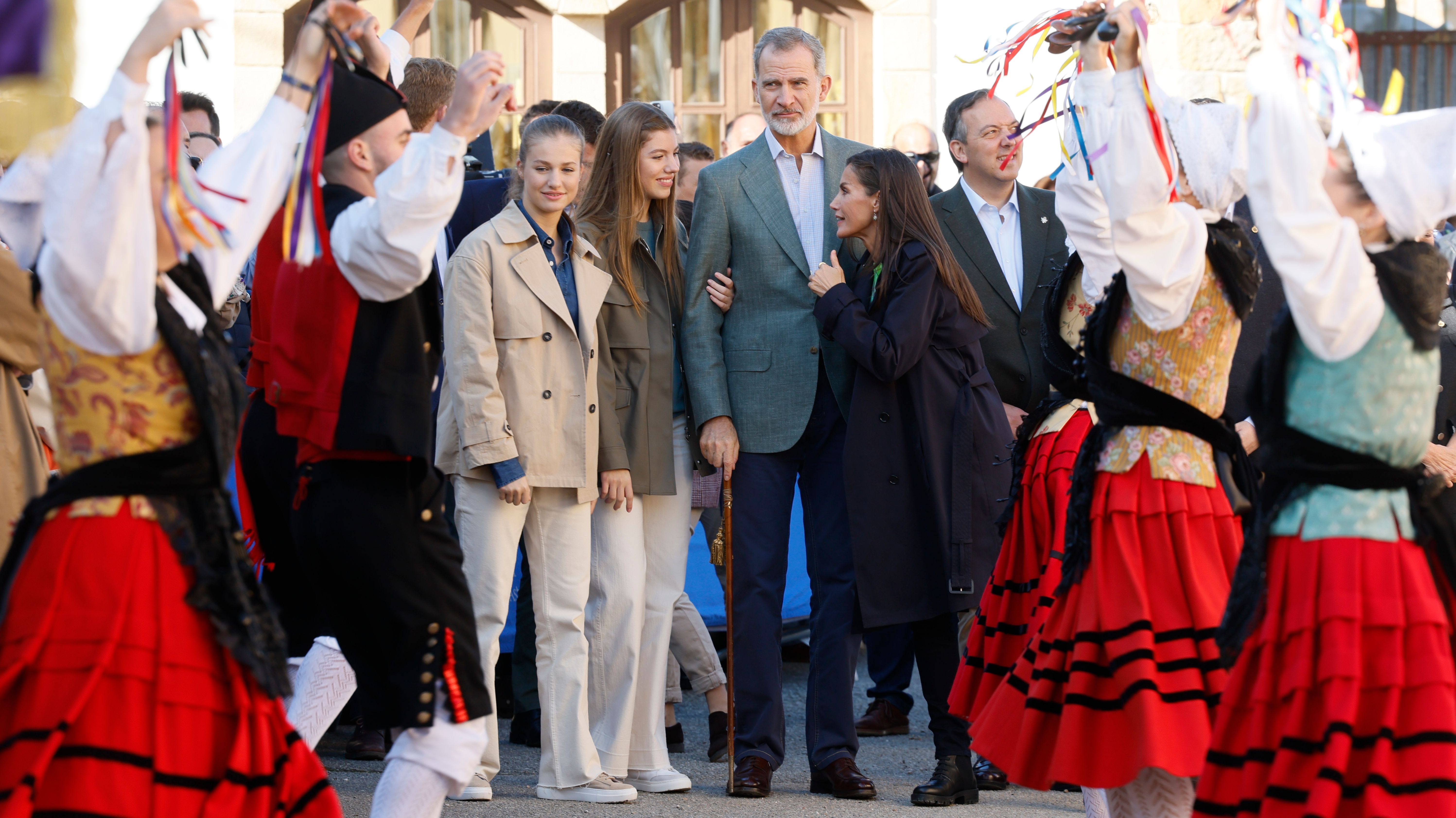 La Familia Real visita Arroes, Peón y Candanal, premio al Pueblo Ejemplar de Asturias 2023