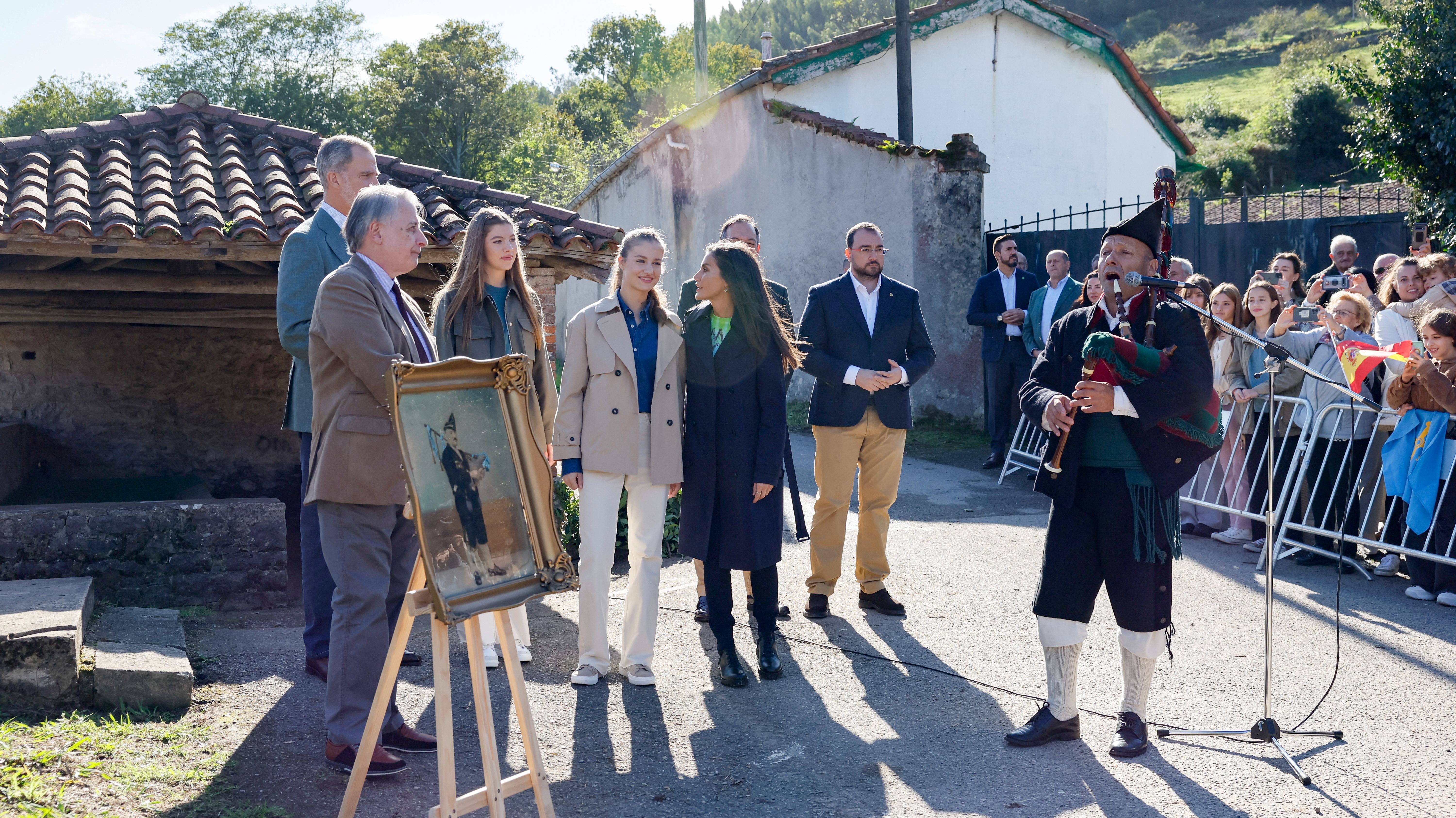 La Familia Real visita Arroes, Peón y Candanal, premio al Pueblo Ejemplar de Asturias 2023