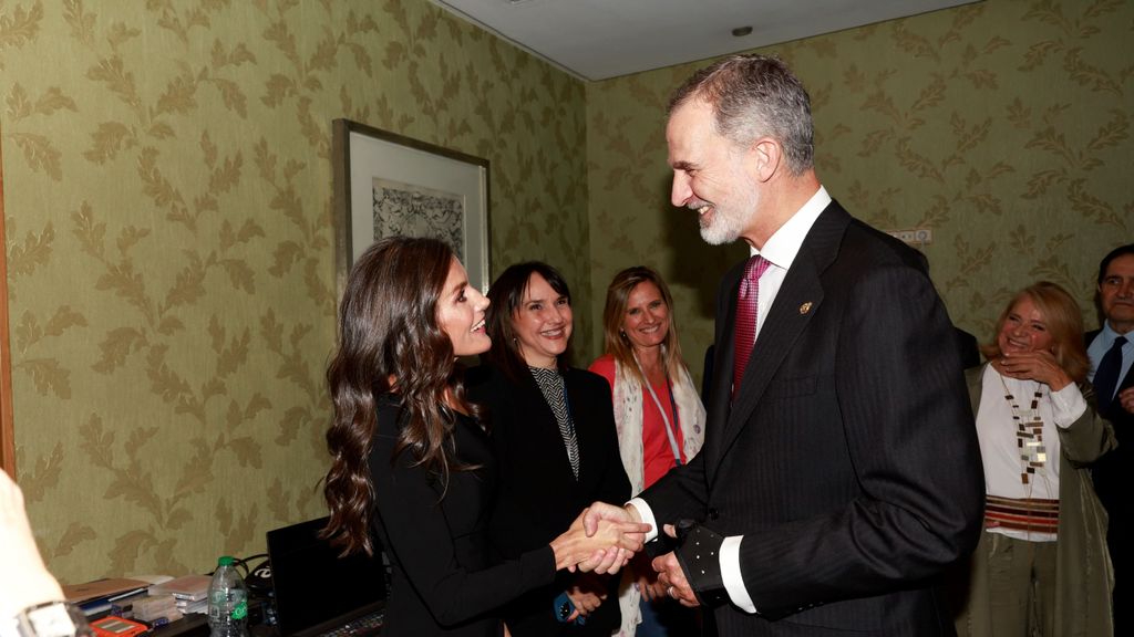 Los reyes Felipe y Letizia recrean su primera fotografía juntos 20 años después