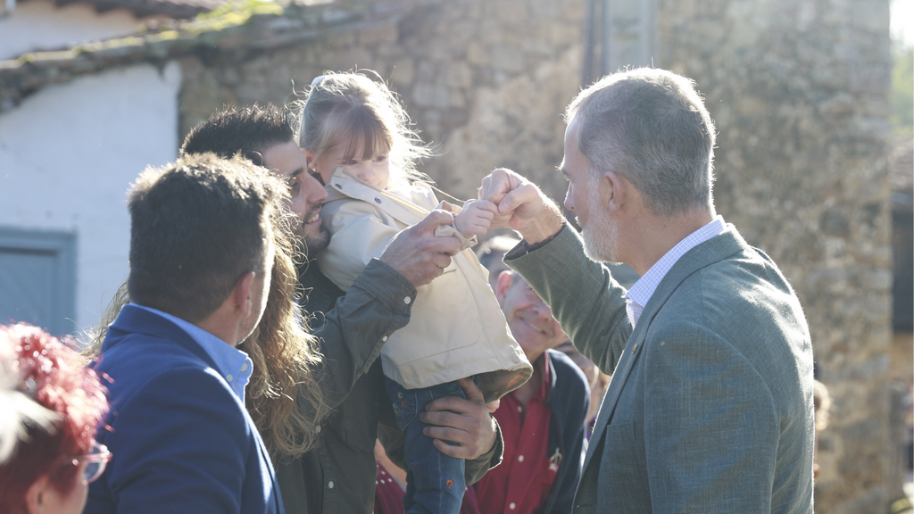 Los reyes y sus hijas, cariñosos y atentos con los más pequeños en su visita al Pueblo Ejemplar de Asturias