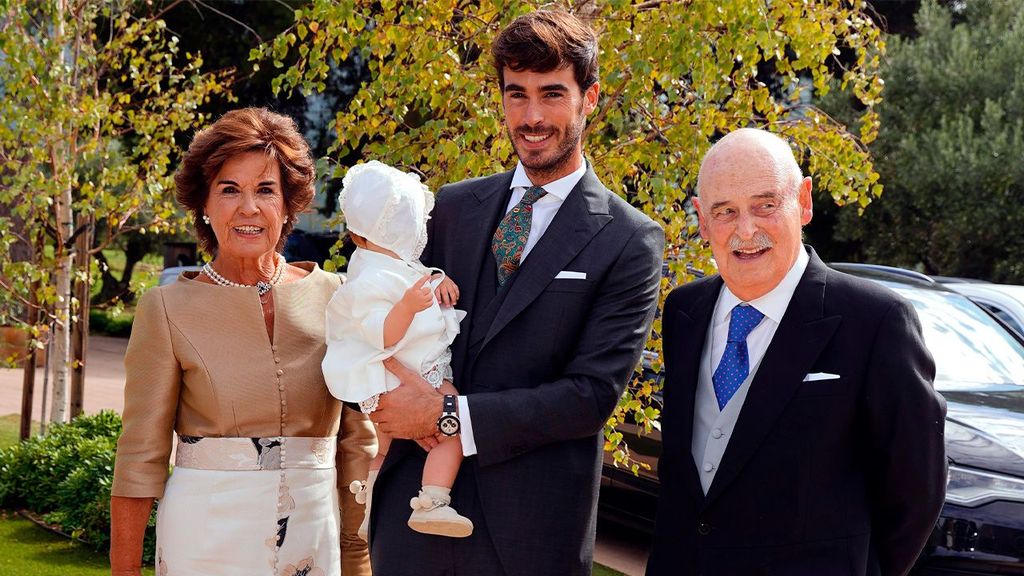 Luis Zamalloa junto a su hija Matilda y sus padres