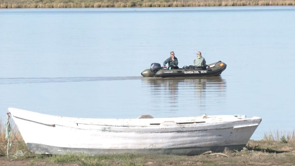 Sigue la búsqueda del desaparecido tras volcar una canoa en el río en Sevilla