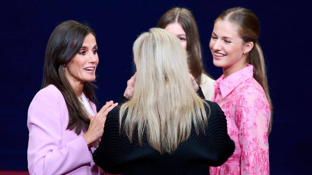 Reinas. Letizia y sus hijas, las princesas Sofía y Leonor departen con Streep antes de la ceremonia.