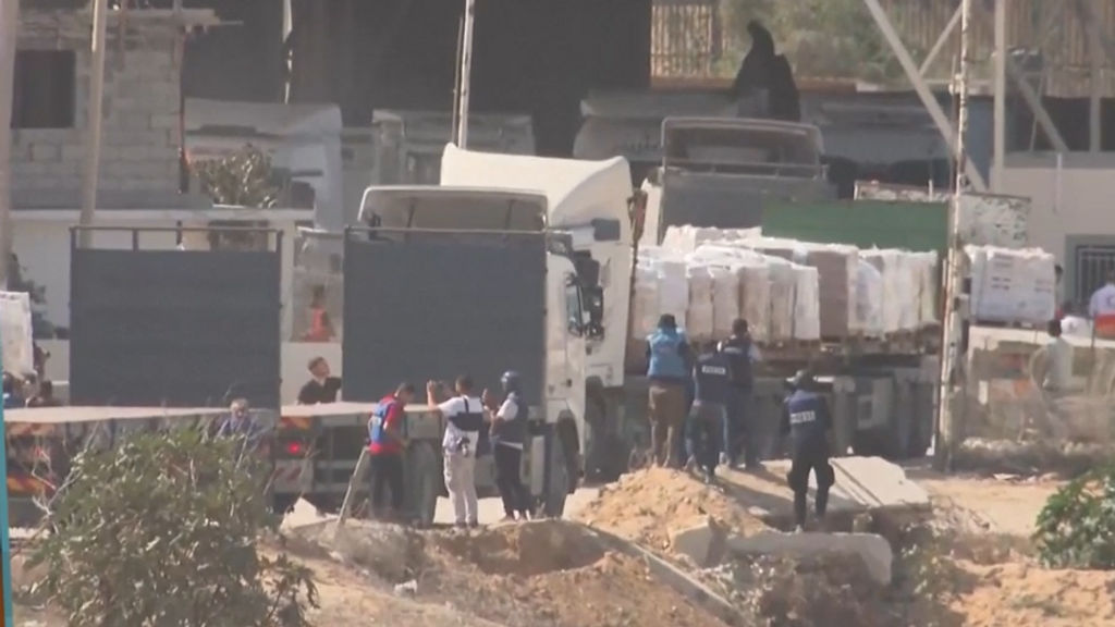 Una veintena de camiones con ayuda humanitaria llega a Gaza por el paso de Rafá