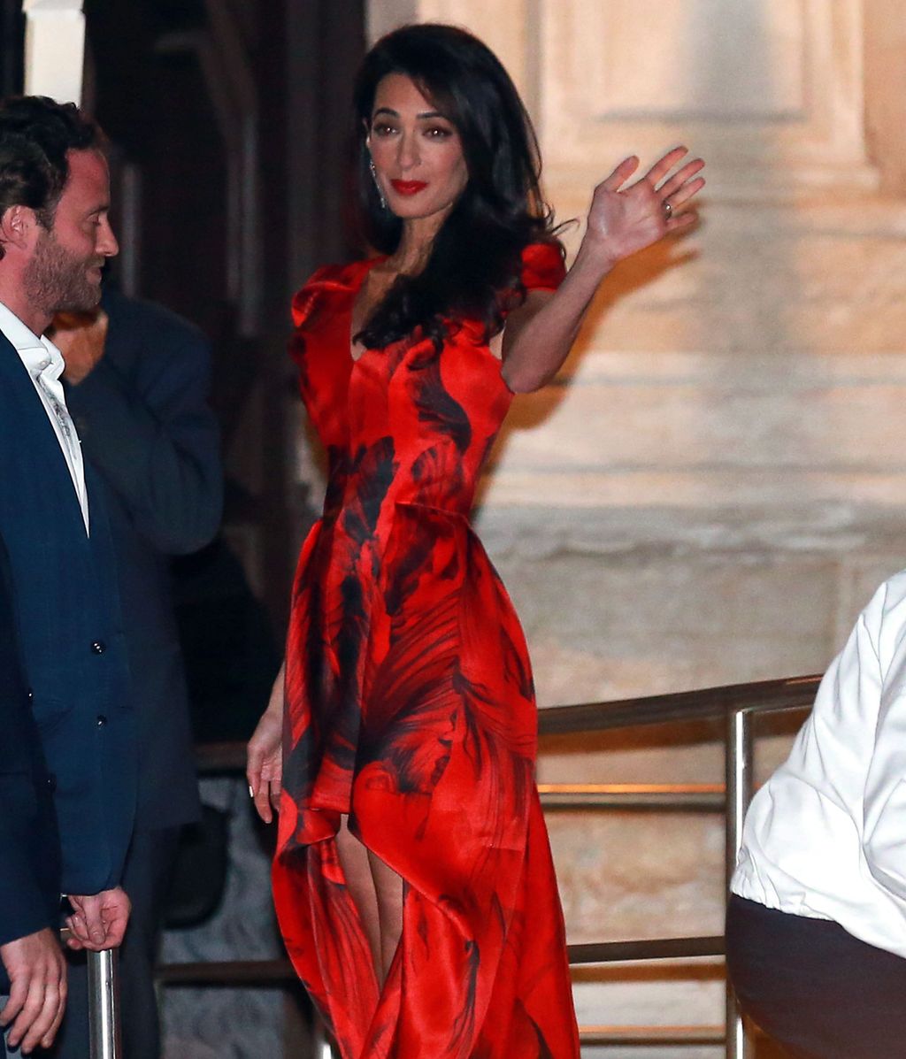 Amal Alamuddin con un vestido de Alexander McQueen. FUENTE: Cordonpress