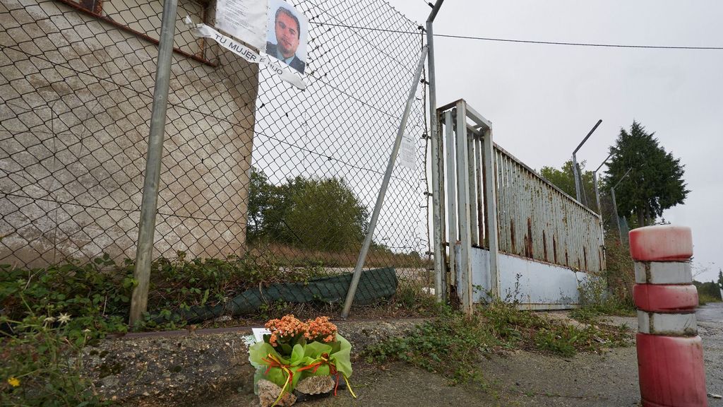 Flores en el lugar donde un coche bomba de ETA mató al guardia civil Piñuel en Legutio (Álava)