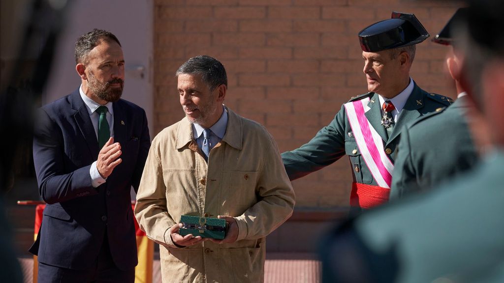 Javier Manuel Pernía recibe el premio tricornio amigo por homenajear al agente Piñuel