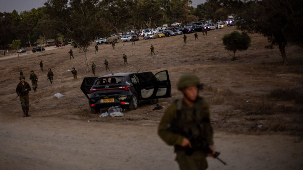 Soldados del Ejército israelí en la zona del festival donde fueron asesinados 260 jóvenes