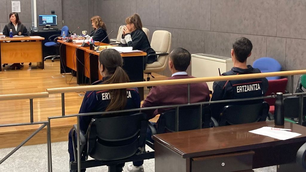 El acusado de espaldas sentado en el banquillo en el Palacio de Justicia de Bilbao